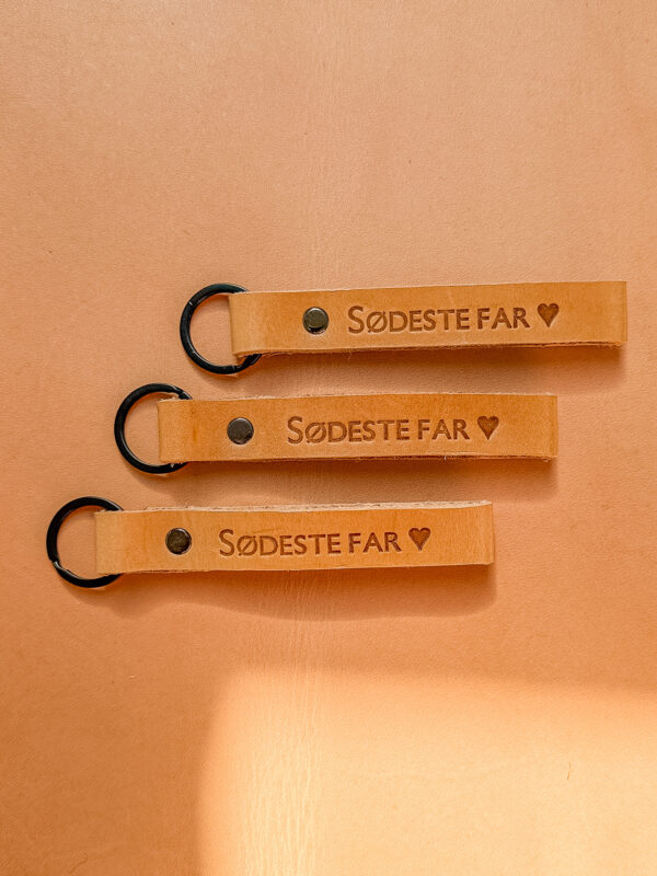 IMG_2165 Læder nøglering med teksten sødeste far