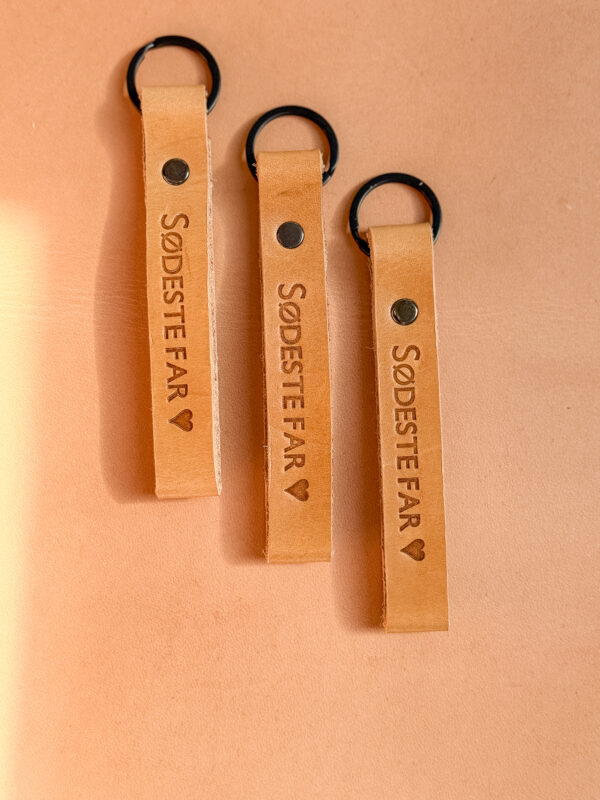 IMG_2167 Læder nøglering med teksten sødeste far