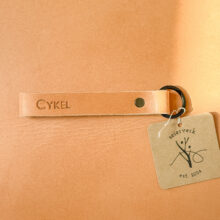 Læder nøglering med teksten cykel