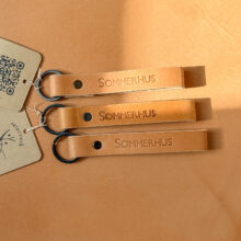 Læder nøglering med teksten sommerhus stemplet på