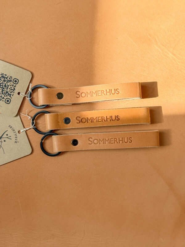 Læder nøglering med teksten sommerhus stemplet på