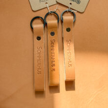 Læder nøglering med teksten sommerhus stemplet på