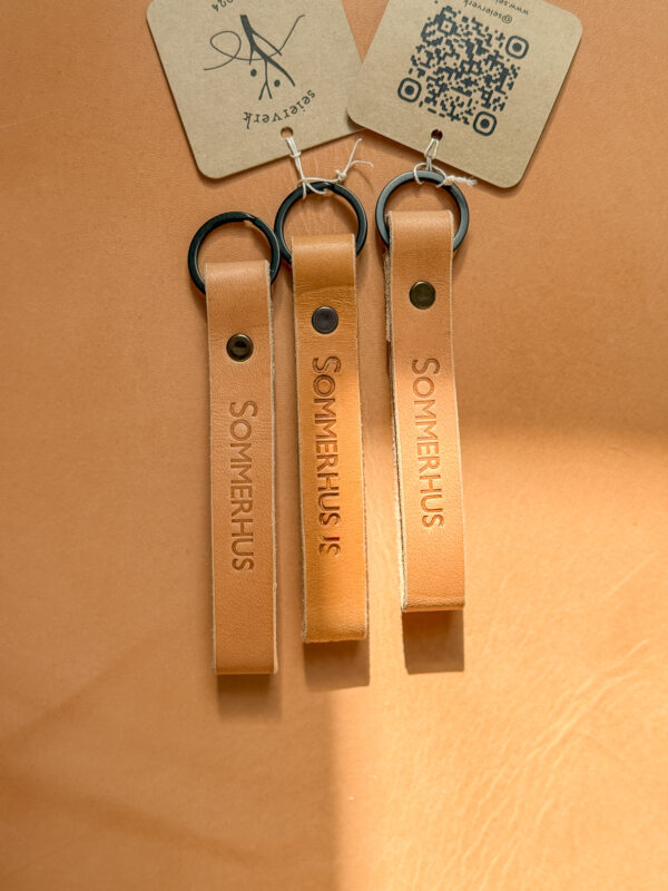 Læder nøglering med teksten sommerhus stemplet på