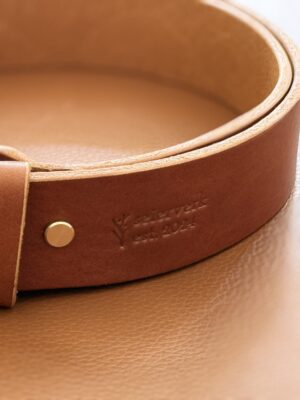 Bælte i cognac farve med messing spænde