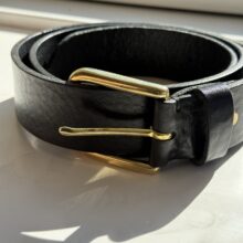 Sort læderbælte med messingspænde