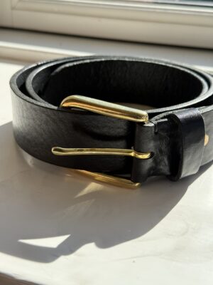Sort læderbælte med messingspænde