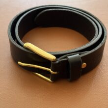 Sort læderbælte med messingspænde