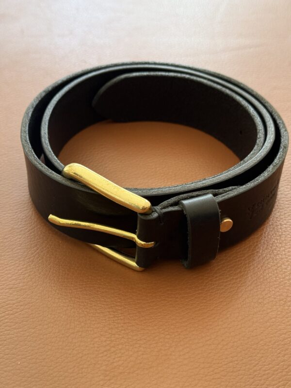 Sort læderbælte med messingspænde
