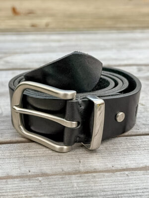Sort læderbælte med spænde i rustfri stål